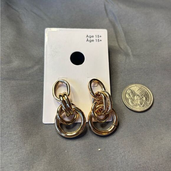 New! Elegant Gold Link Earrings - Picture 2 of 5